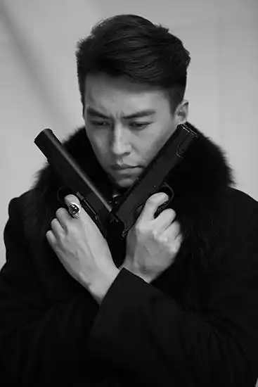 《箭在弦上》北京发布会 靳东枪法神准有绝招