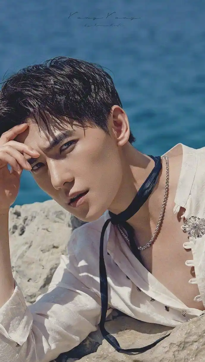 潮品#杨洋最新写真大片来啦～ 今日份的清爽帅气咩,身穿条纹衬衫 青