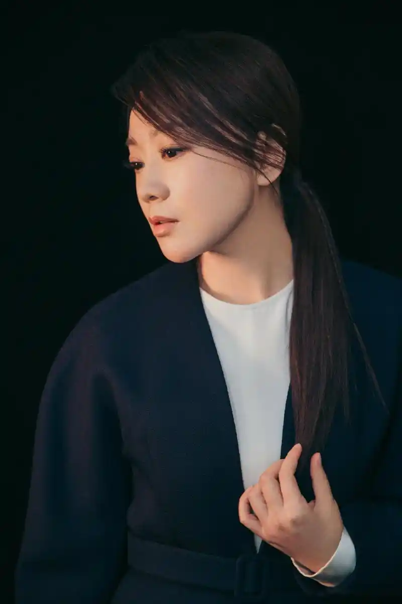 荧幕前,你是戏路多变的实力派演员,无论是什么角色