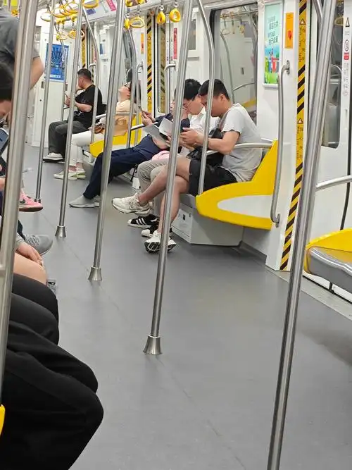 竟然有一个人在看书,镜头渐渐拉近,原来他在查考资料,一页一页认真