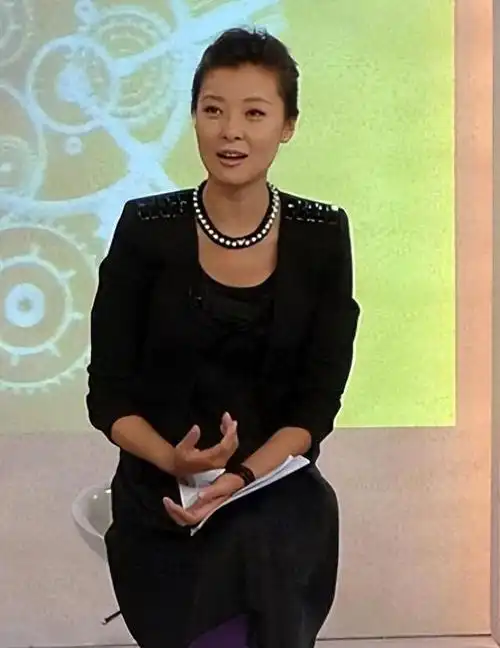 柯蓝从小胆子大,脸皮厚,喜欢当众唱歌,表演.