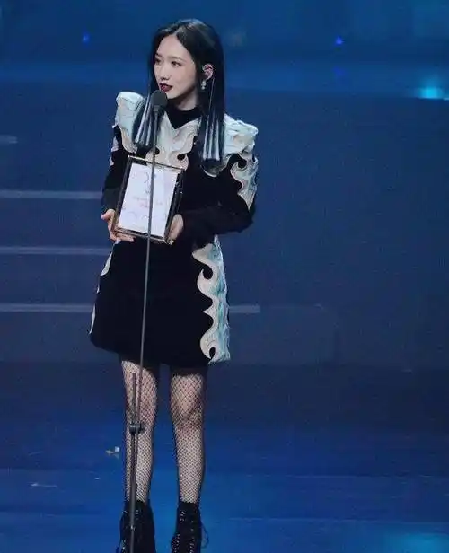 孟美岐为吸引镜头,故意穿"战甲"配渔网袜,意外曝光"电棍腿"_节目