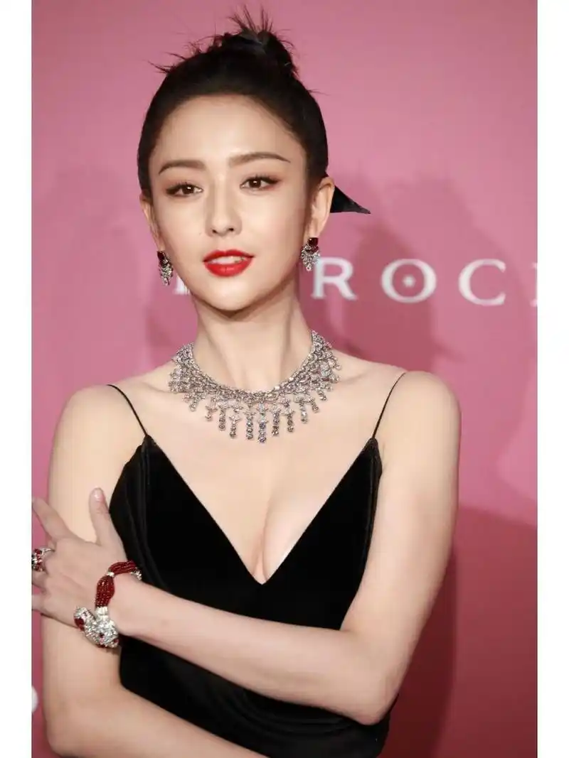 新疆第一美女佟丽娅低胸装.