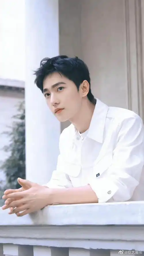 杨洋纯白衬衫##杨洋白衬衫直播造型