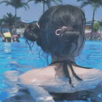 蓝色系泳池女生头像高清女生游泳头像