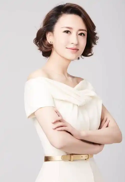 张蕾是电视的才女主持人,风格端庄大气,很受观众欢迎.