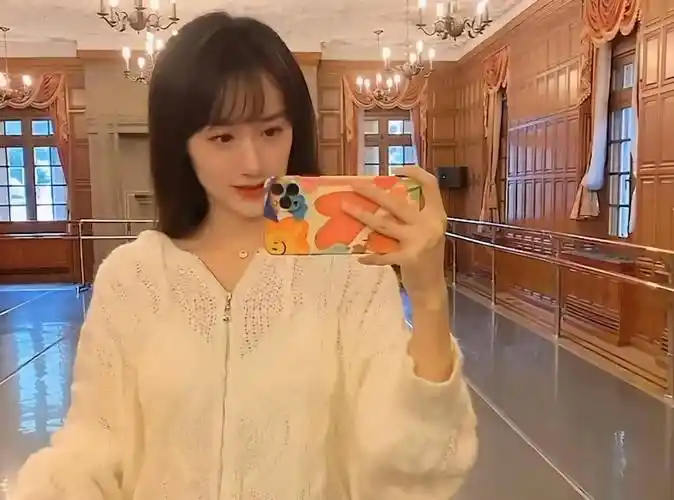 袁冰妍对镜自拍,镜头突然拉远露出全身,这长相是真实存在的吗?