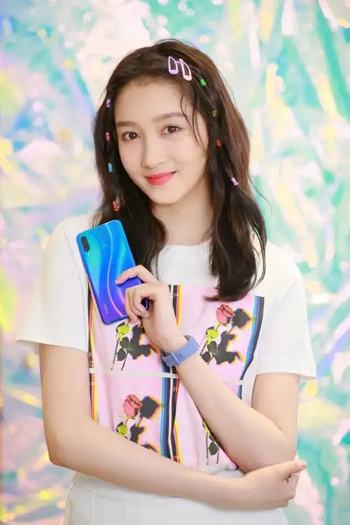 关晓彤甜美活动写真图片