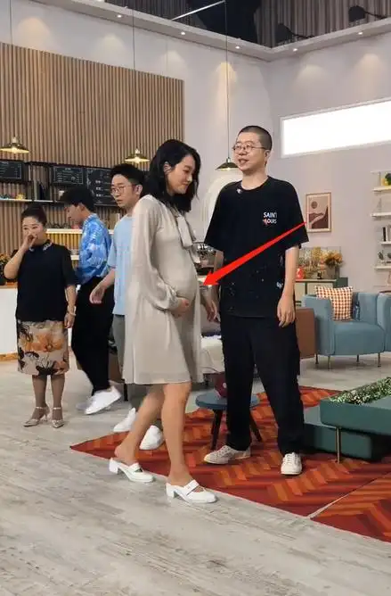 39岁朱丹怀二胎挺6月大肚工作鞋都得助理帮忙换