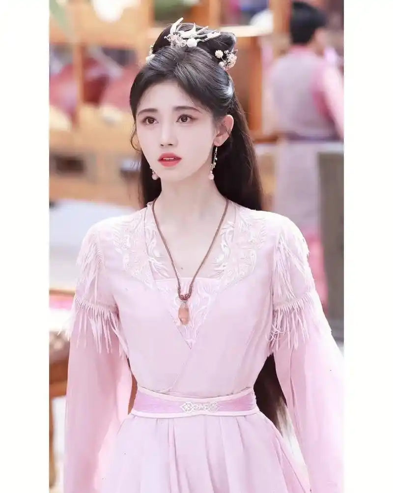 你喜欢鞠婧祎穿什么颜色的古装呢?[得意]