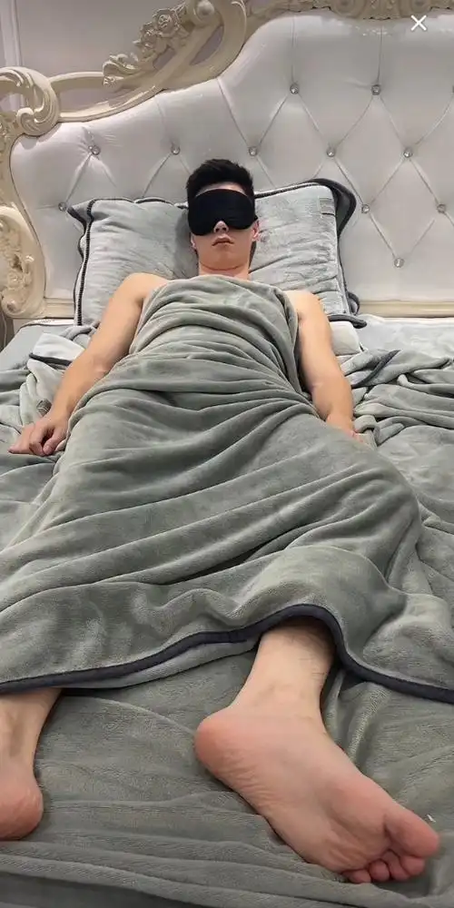 大帅哥的睡颜,大脚丫