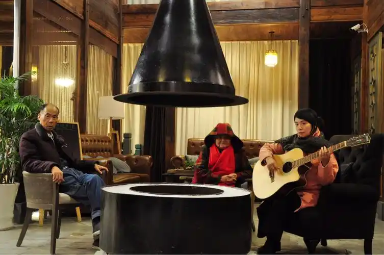 大家围炉烤火取暖