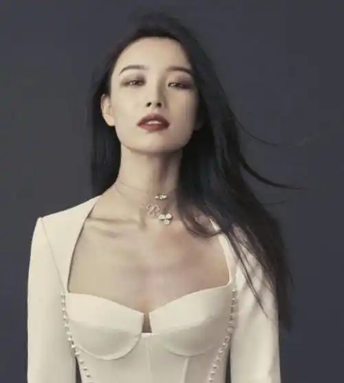 倪妮最新大片曝光!露背裙太抢眼,身材火辣霸总范十足_黑色_穿着_时尚