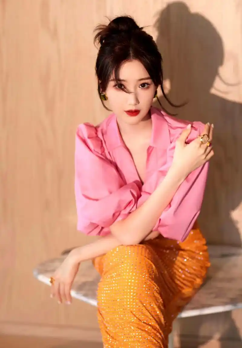 毛晓彤包臀裙身材好好