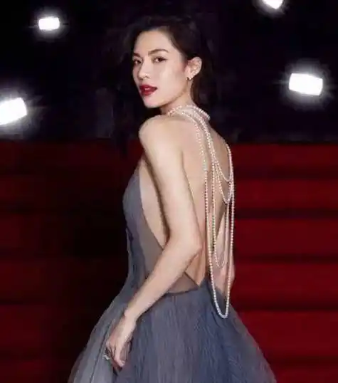 被冯小刚捧红,成龙接着捧,洪金宝排队等着捧,不愧是天选之女_钟楚曦