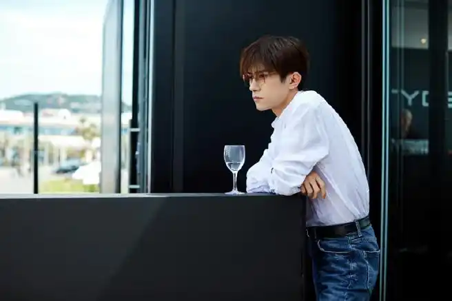 易烊千玺白衬衫眼镜造型##易烊千玺名利场随拍