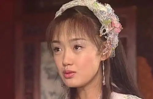 《机灵小不懂》中薛佳凝扮演李凤姐,一身白纱裙很是清雅怡人,对于凤姐