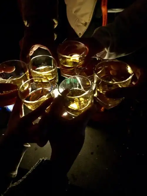 第一家,位置最好,被冷风吹到只敢坐室内,还是阻挡不了我们喝酒的热情