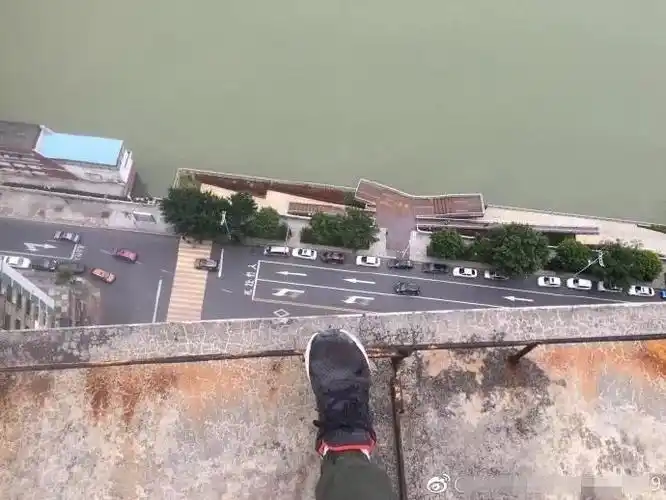 这位网友共发了9张照片,拍摄地为韶能集团29楼的天台上,其中有3张照片