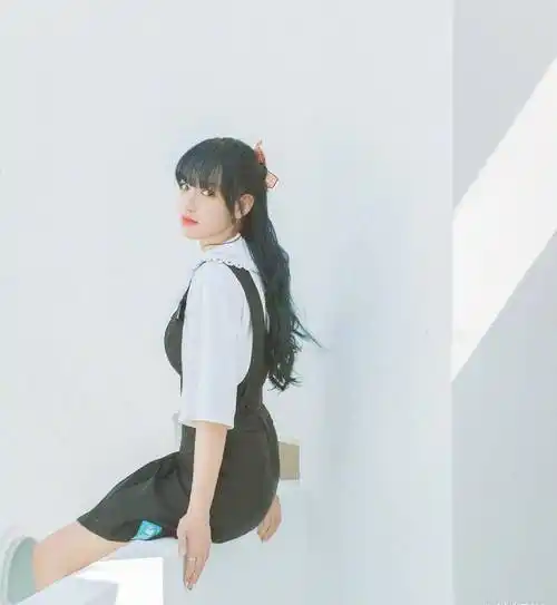 看着照片中的程潇,让人有种像是漫画中的女主角一般,程潇估计是一位