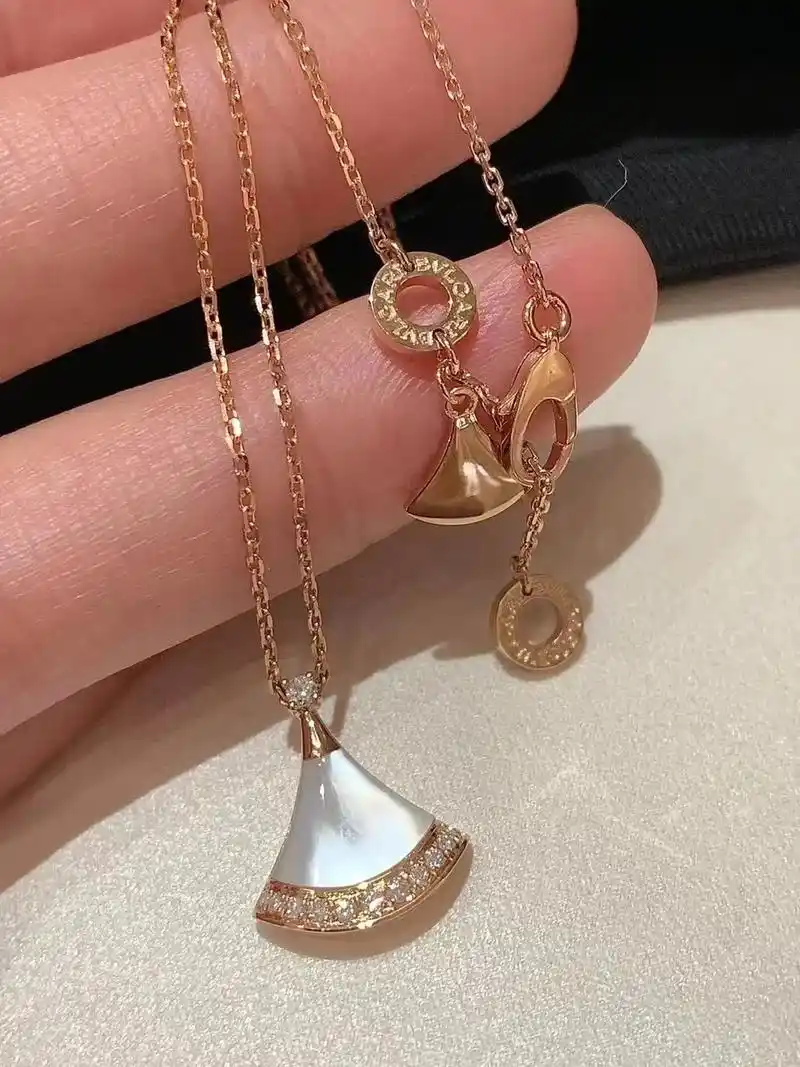 宝格丽新款珍珠贝母边钻小扇子项链.宝格丽18k玫瑰金珍珠母贝 - 抖音