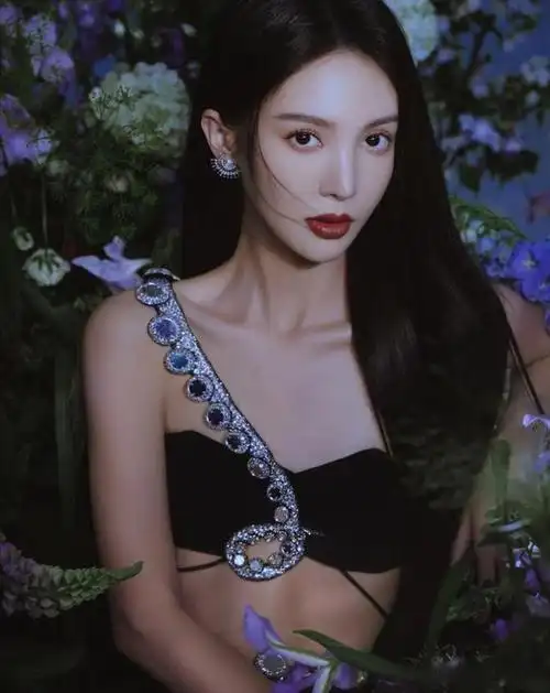 金晨与锦簇鲜花于夜色中绽放,花美人更美!