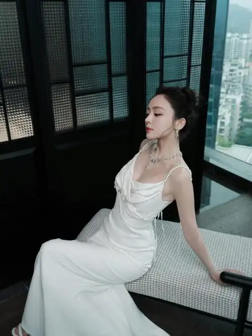 异域风情古力娜扎:魅力四溢性感撩人,这身材完全受不住