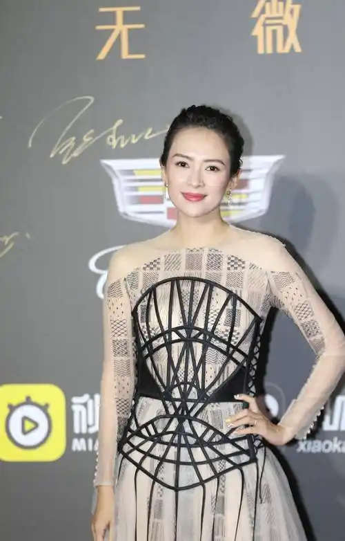 章子怡孕后"发胖",靠黑色裙子藏肉,看来明星也有普通人的烦恼_款式