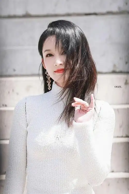 来品品@李沁 的看秀生图,白色长裙优雅气质,笑容温婉治愈……|李沁