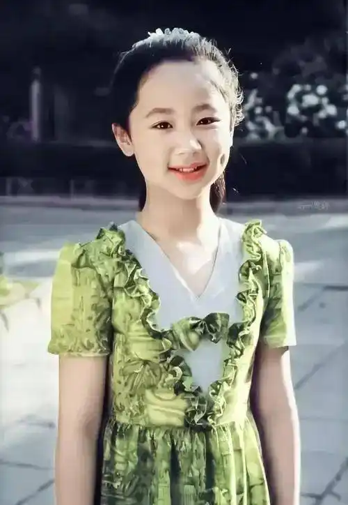 这九个酒窝女星无人争锋,一颦一笑都超甜,整不出的灵动_杨紫_时尚