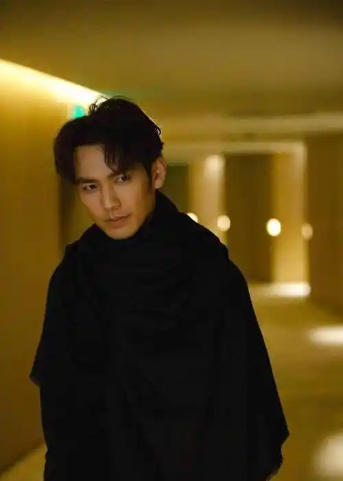 45岁钟汉良身材依旧在线,坦言自己平时就靠健身和控制饮食_运动_体式