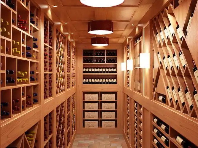原木质感酒窖与吊顶融为一体,配备柔和的灯光,实用美观.