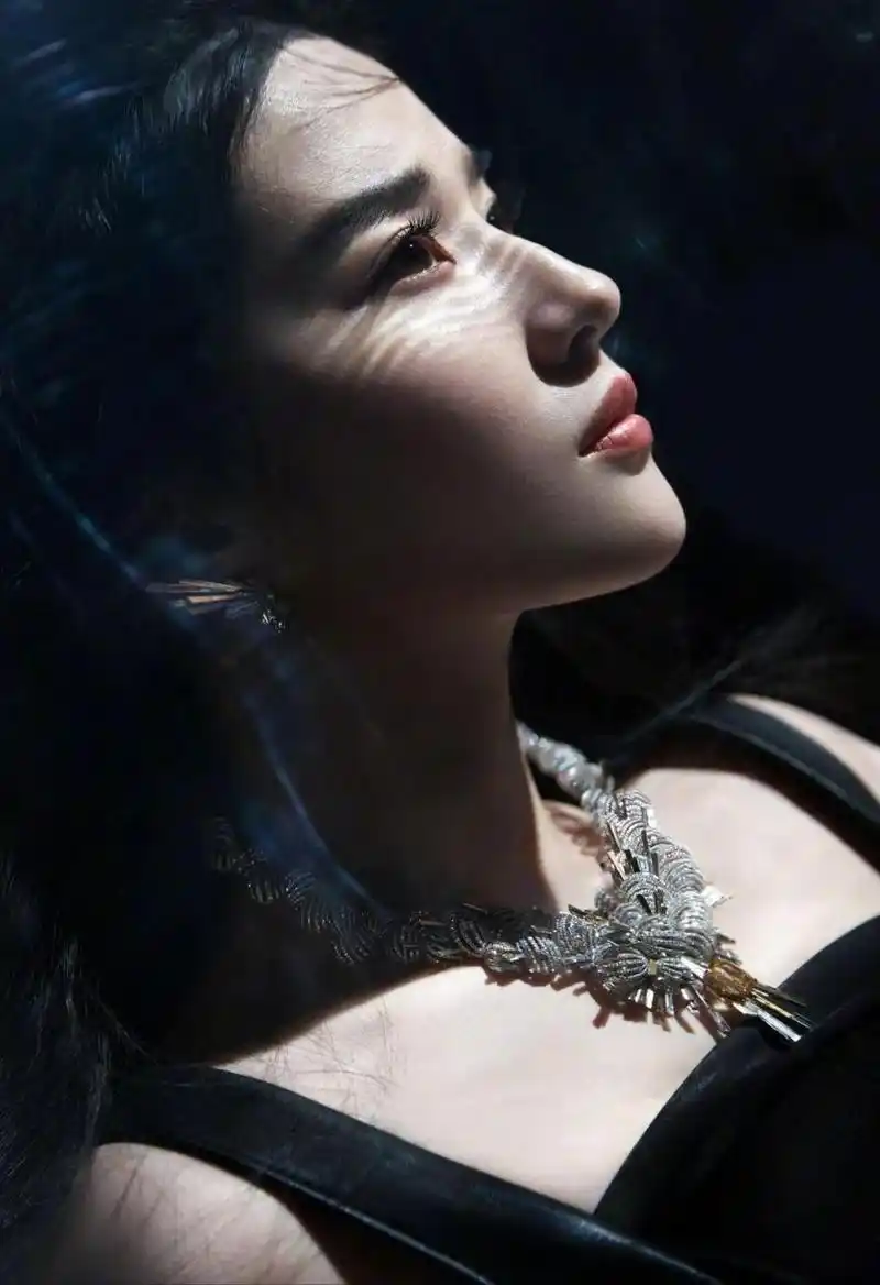 刘亦菲侧颜合集,鼻子有个小驼峰,传说中的天选之鼻,老天爷赏饭吃的