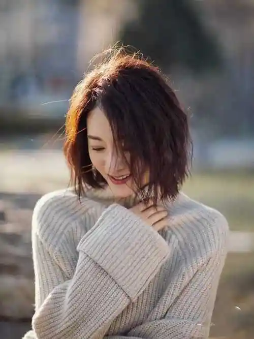 李小冉真是美到骨子里穿高领针织衫配短裤洋气减龄气质真高级