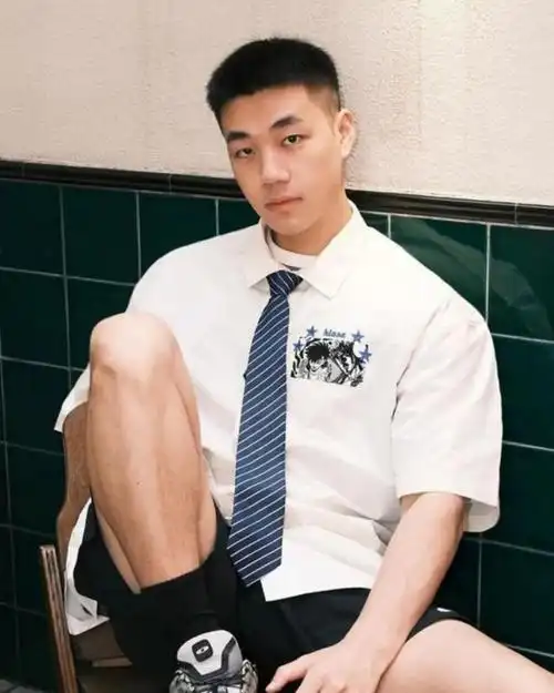 "两边铲光,中间不动",男生这3款发型清爽帅气,适合夏天剪!