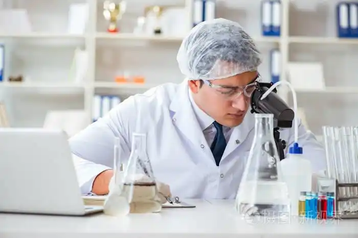 年轻的研究员科学家做水测试污染实验