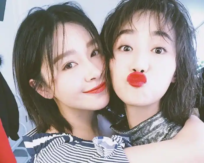 阚清子蓝盈莹甜蜜自拍合影图片