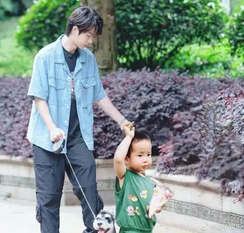 王一博晒爸爸年轻时的照片,这个奶膘是祖传的吧,哈哈