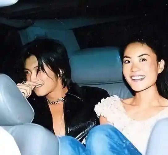 有喜事?王菲霸气牵手谢霆锋上演"世纪同框",网友:梦回23 .