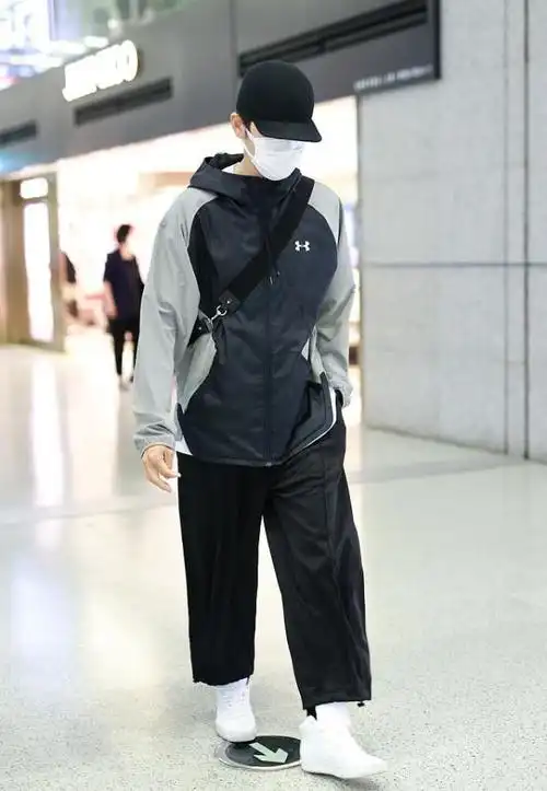 钟汉良真是瘦了不少穿t恤配防风衣有点松垮看脖子就知道多瘦