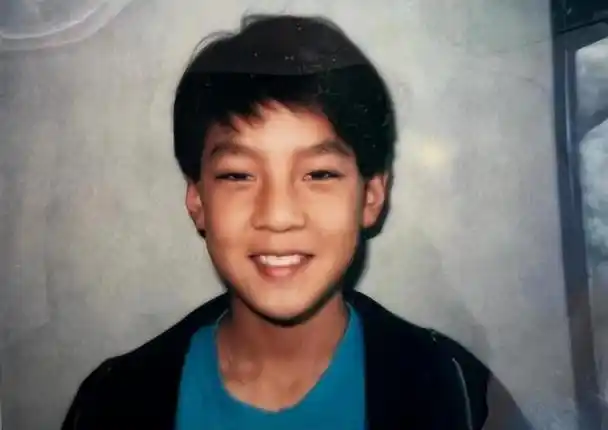 吴彦祖13岁旧照被曝光,眼睛很小还戴过牙套,平凡普通没有明星范