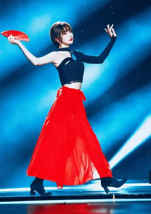 赵粤也是甜甜的小妹子,穿粉色露脐装出镜,搭配短发俏丽又甜美|上衣