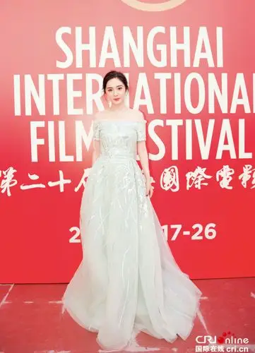 仙气四溢!杨幂长裙亮相上影节红毯 两套礼服美爆