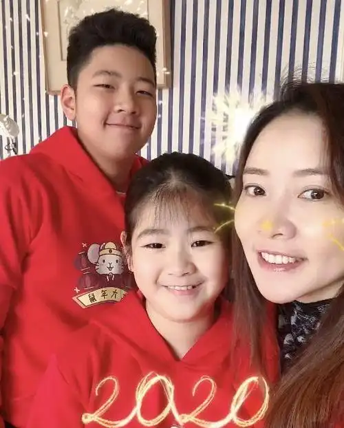 54岁郭涛罕晒爱女10岁郭懿文大长腿抢镜网友比你爸强