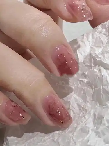 "磨砂色"指甲大势已去,现在流行"糖果色",时尚又百搭