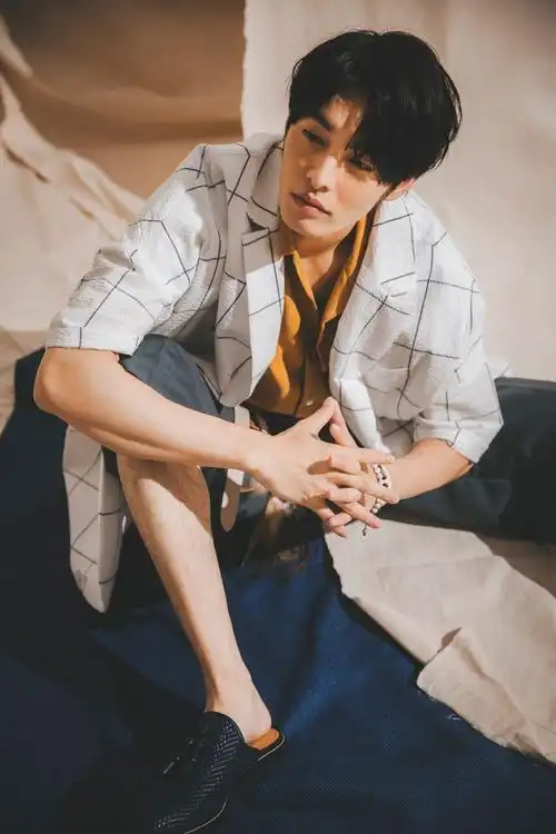 曹佑宁曝复古时尚大片慵懒帅气眼色撩人