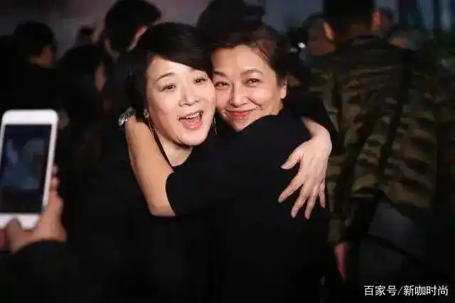 江珊身材也不行了,穿黑色连身裙"游泳圈"太明显,网友:该减肥