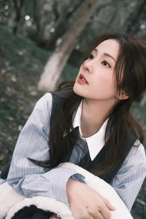 白鹿纯美学院风写真释出 长发披肩谱写冬日温柔恋歌__财经头条