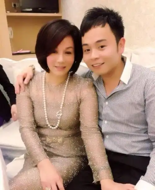 1996年至1997年之间,周正毅和毛玉萍在香港房市大跌期间买入了李嘉诚