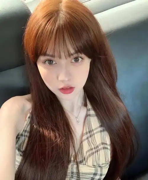 也给人一种非常甜美非常少女的感觉~很甜蜜的蜂蜜茶色 蜜茶色适合头发